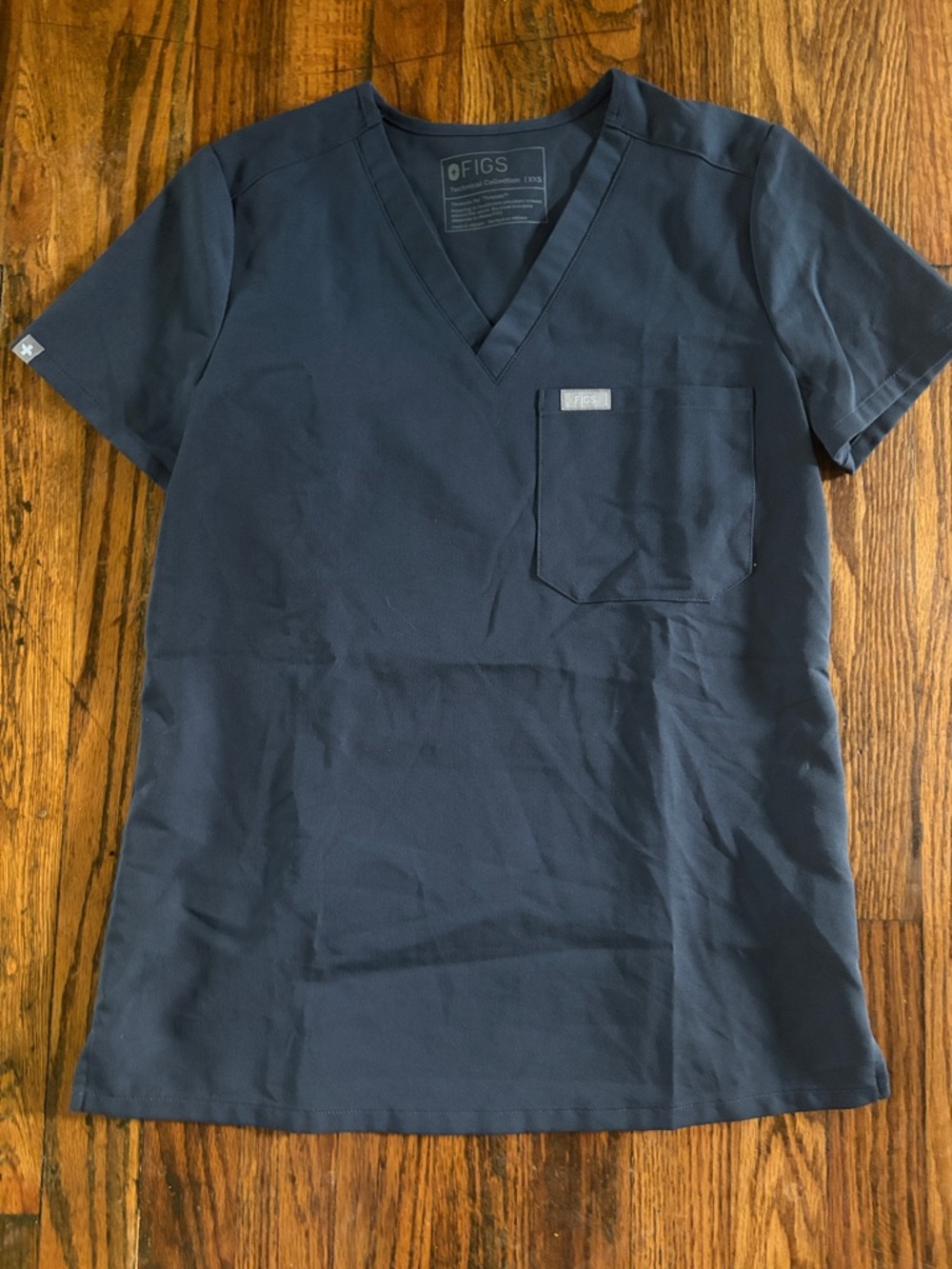 🎉Figs Women's Short Sleeve V-Neck Top Catina one pocket top!